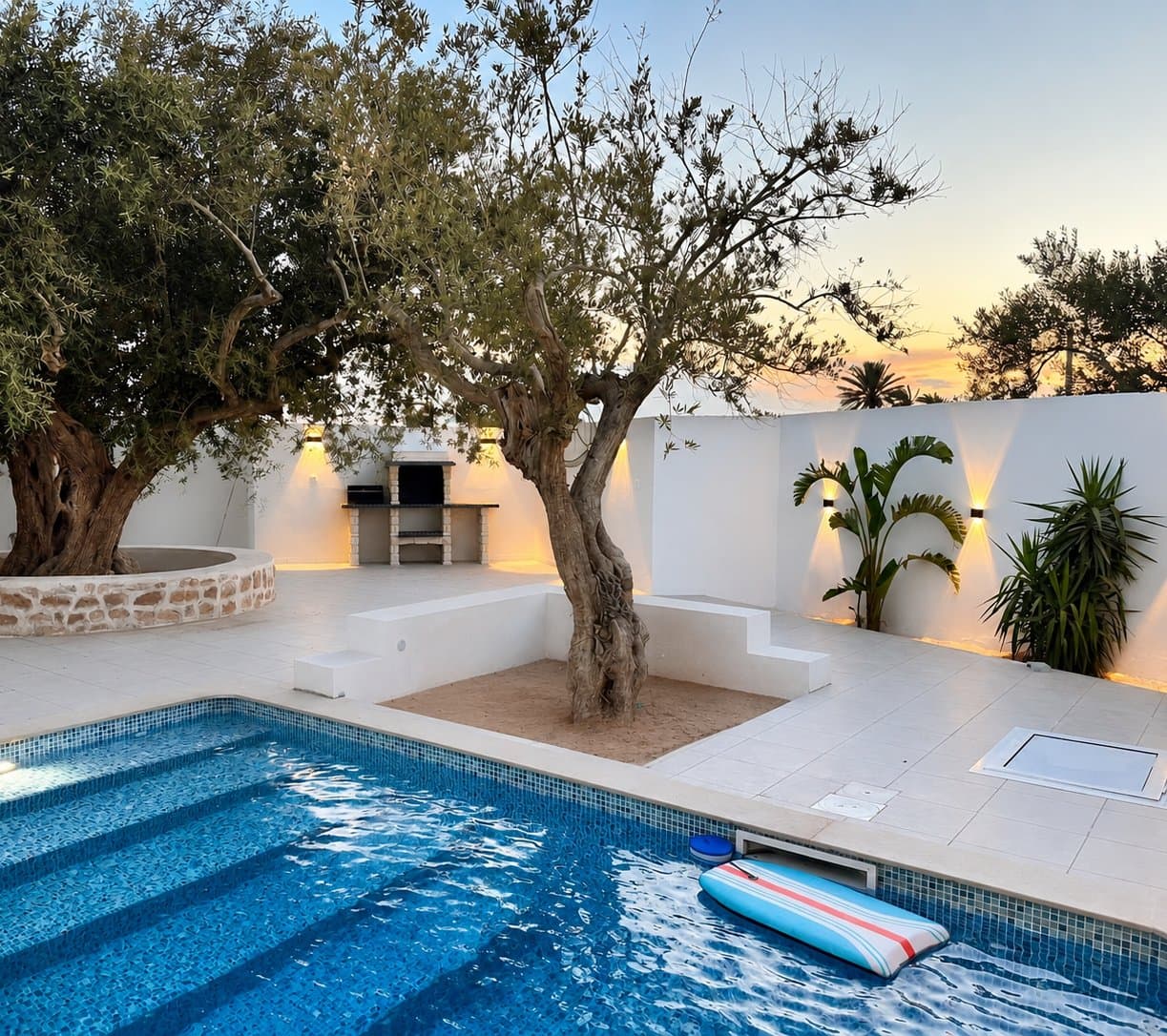 Oliviers et piscine dans le jardin