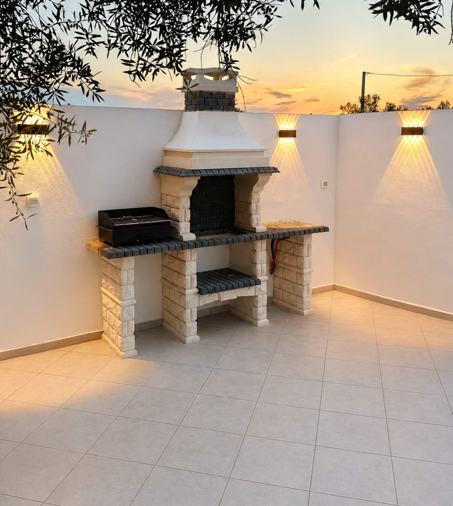 Grillbereich und Olivengarten der Villa des Oliviers